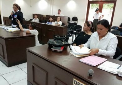 El juicio contra María Gabriela Sablas y Robert Francisco Mesies Sanpier, fue reprogramado esta mañana para dar oportunidad a los acusados de lograr un acuerdo extra judicial y hacerse cargo de los daños causados a las motocicletas de oficiales de la Policía Nacional.