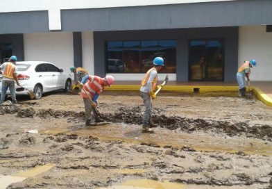 Una cuadrilla de 20 trabajadores limpian varias calles de la plaza Camino de Oriente, frente al establecimiento Woody´s las corrientes dejaron una gran capa de sedimentos.
