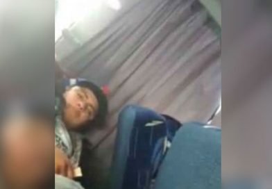 Una usuaria del servicio de transporte de pasajeros en México, logró grabar en video a un presunto acosador que en pleno autobús de pasajeros se masturbaba, mientras mostraba un billete de 100 pesos a la mujer.