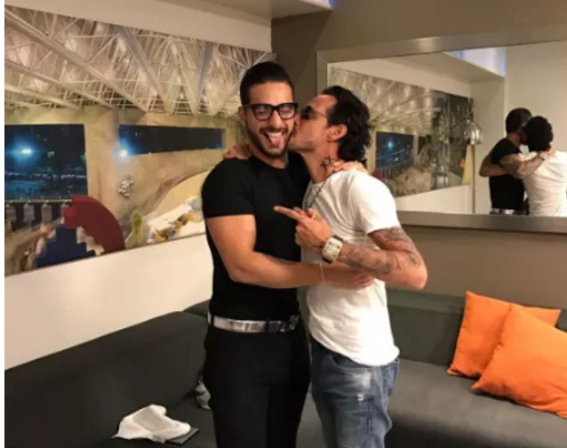 mayo30 marc anthony besos