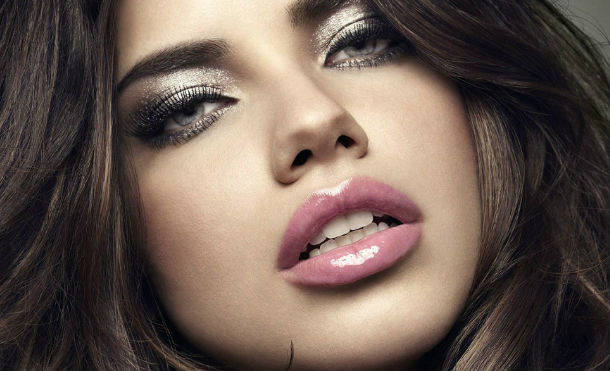 modelos calientan fiestas al vestir solo con cinta adhesiva