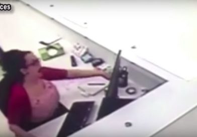 Una mujer se daña el rostro con un aspersor roto para reclamar una indemnización