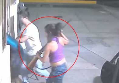 Mujer con rifle en mano lidera un asalto en gasolinería de México