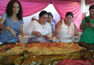 Las familias Chinandeganas fueron quienes apreciaron cuando el nacatamal más grande de Nicaragua fue abierto por autoridades municipales.