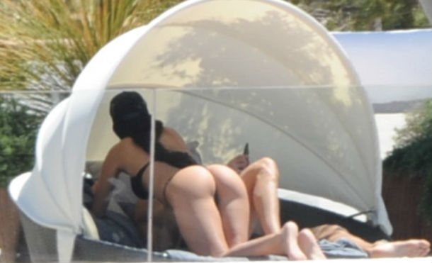 Novia de Cristiano disfruta en micro tanga