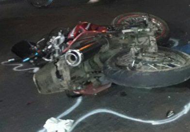 Accidente deja un motociclista sin vida y otro gravemente lesionado al impactar con bus