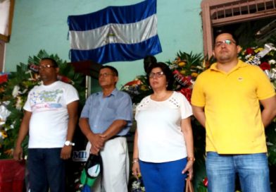 Leoneses depositan ofrenda floral al Héroe Nacional Rigoberto López Pérez