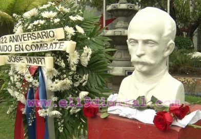 Entregan ofrenda floral en homenaje a Martí y Sandino