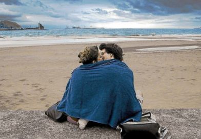 Pareja descubierta infraganti teniendo relaciones sexuales en una playa a plena luz del día