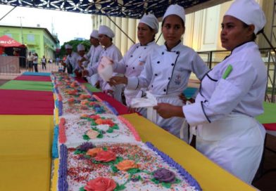 Festejan a las madres nicaragüenses con pastel y mariachis