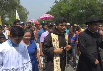 Feligresía católica de bienvenida al primer recién ordenado sacerdote Franciscano de Mozonte