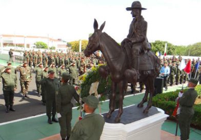 El Ejército de Nicaragua conmemoró el Día de la Dignidad con una ceremonia en la que se colocó ofrenda floral ante el monumento ecuestre al General de Hombres y Mujeres Libres, Augusto C. Sandino