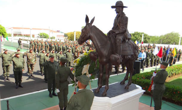 El Ejército de Nicaragua conmemoró el Día de la Dignidad con una ceremonia en la que se colocó ofrenda floral ante el monumento ecuestre al General de Hombres y Mujeres Libres, Augusto C. Sandino