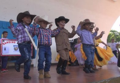 Estudiantes de Nindirí conmemoran el 122 aniversario del natalicio del General Sandino