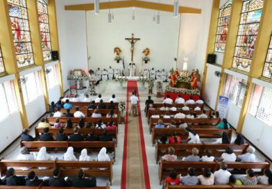 Seminaristas celebran a la Santísima Virgen de Fátima