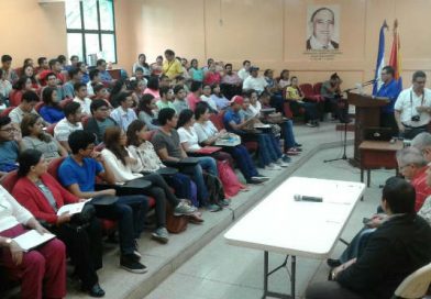 Estudiantes universitarios participan en simposio sobre VIH