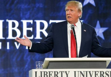 Trump pide a universitarios desafiar estructuras de poder fallidas