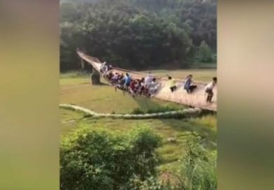 Turistas viven momentos de terror cuando se suelta extremo de puente colgante