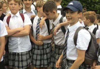 Niños van de falda a la escuela por el calor en Gran Bretaña