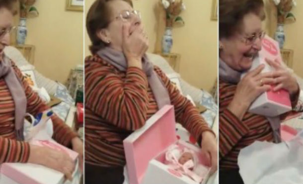 La emotiva reacción de una abuela, al recibir la muñeca que nunca pudo tener de pequeña
