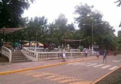 Familias de Veracruz festejan nuevo adoquinado de la calle principal