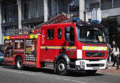 (+Fotos) La foto de una pareja teniendo sexo en un camión de bomberos desata polémica