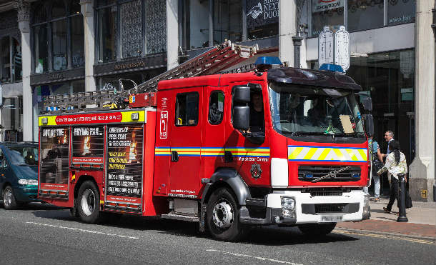(+Fotos) La foto de una pareja teniendo sexo en un camión de bomberos desata polémica