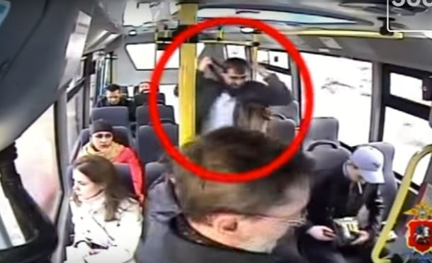 Así actúa un carterista capaz de robarte delante de tus narices