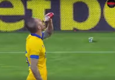 Tiran una lata de cerveza, se toma un trago y marca el gol del empate en el 90'