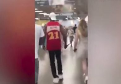(+Vídeo) Hombre humilla a su novia al llevarla como si fuera un perro por un supermercado