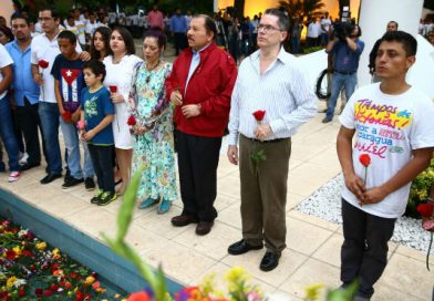 El Comandante Daniel y la Compañera Rosario rinden homenaje al Padre de la Revolución