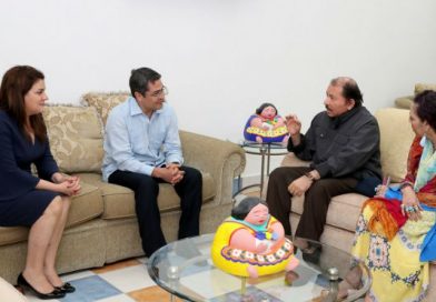 Comandante Daniel y Compañera Rosario se reúnen con Presidente de Honduras
