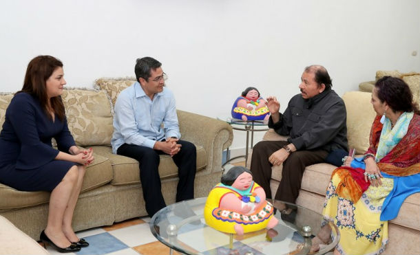 Comandante Daniel y Compañera Rosario se reúnen con Presidente de Honduras