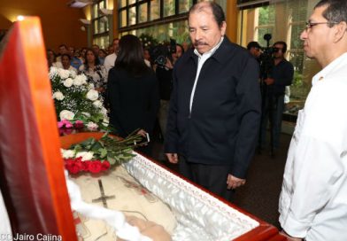 Comandante Daniel y Compañera Rosario rinden honor al padre Miguel D'Escoto