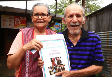 Familias del barrio El Pilar reciben títulos de propiedad