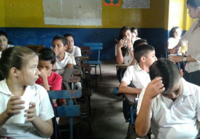 Estudiantes del colegio Bertha Díaz participan de enjuague bucal con flúor