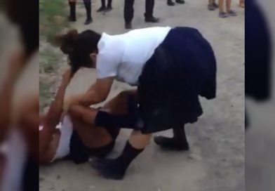 Dos estudiantes protagonizan violenta pelea frente a su escuela