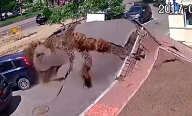 Increíble explosión de tubería de aguas residuales impacta a usuarios de Youtube
