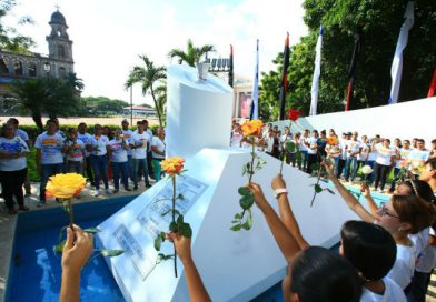 Pueblo de Nicaragua continúa depositando Una Flor Para Carlos