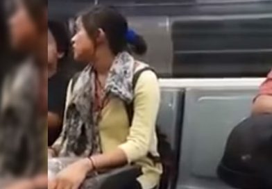 Hombre se “autocomplace” en el transporte público viendo a una joven
