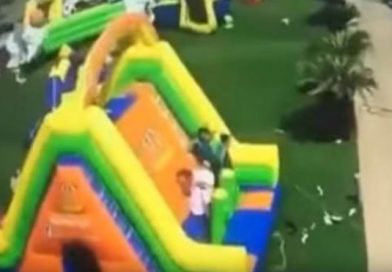 Impresionante accidente en una fiesta de castillos inflables
