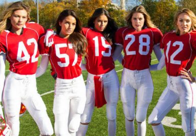 Jugadoras de futbol americano en lencería se enfrentan a golpes