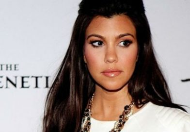 Kourtney Kardashian sorprende en un ajustado traje de baño blanco