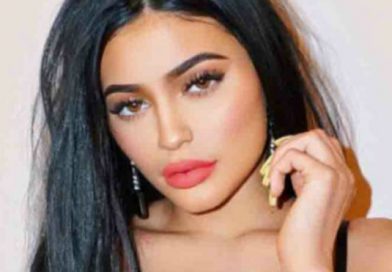 Kylie Jenner es manoseada y fotografiada dentro de un baño