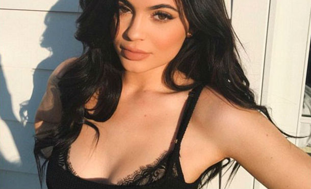 Kylie Jenner y Travis Scott protagonizan candente escena en la calle