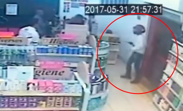 Ladrón ingresa a robar farmacia llena de policías