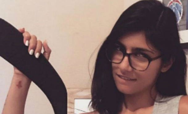 Mia Khalifa presume sus sexys atributos en lencería y con oro de 18 quilates