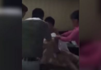 Esposa enfrenta a su marido infiel y su amante desnudos en un hotel en China