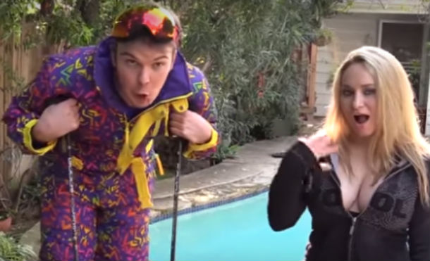 Limpiador de piscina echa bloqueador a una actriz “para adulto” y todo termina así