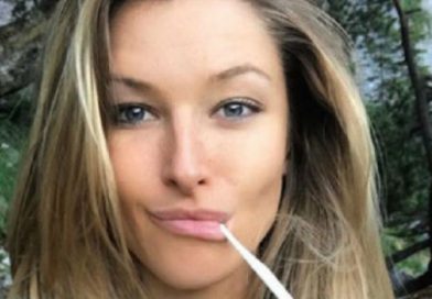 Modelo rompe todos los récords: se lanza desnuda en paracaídas y se vuelve viral